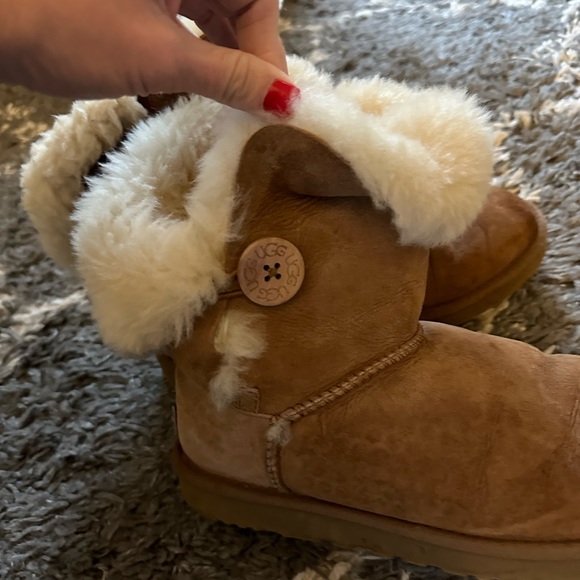 Women’s Bailey Button Uggs - Picture 2 of 6